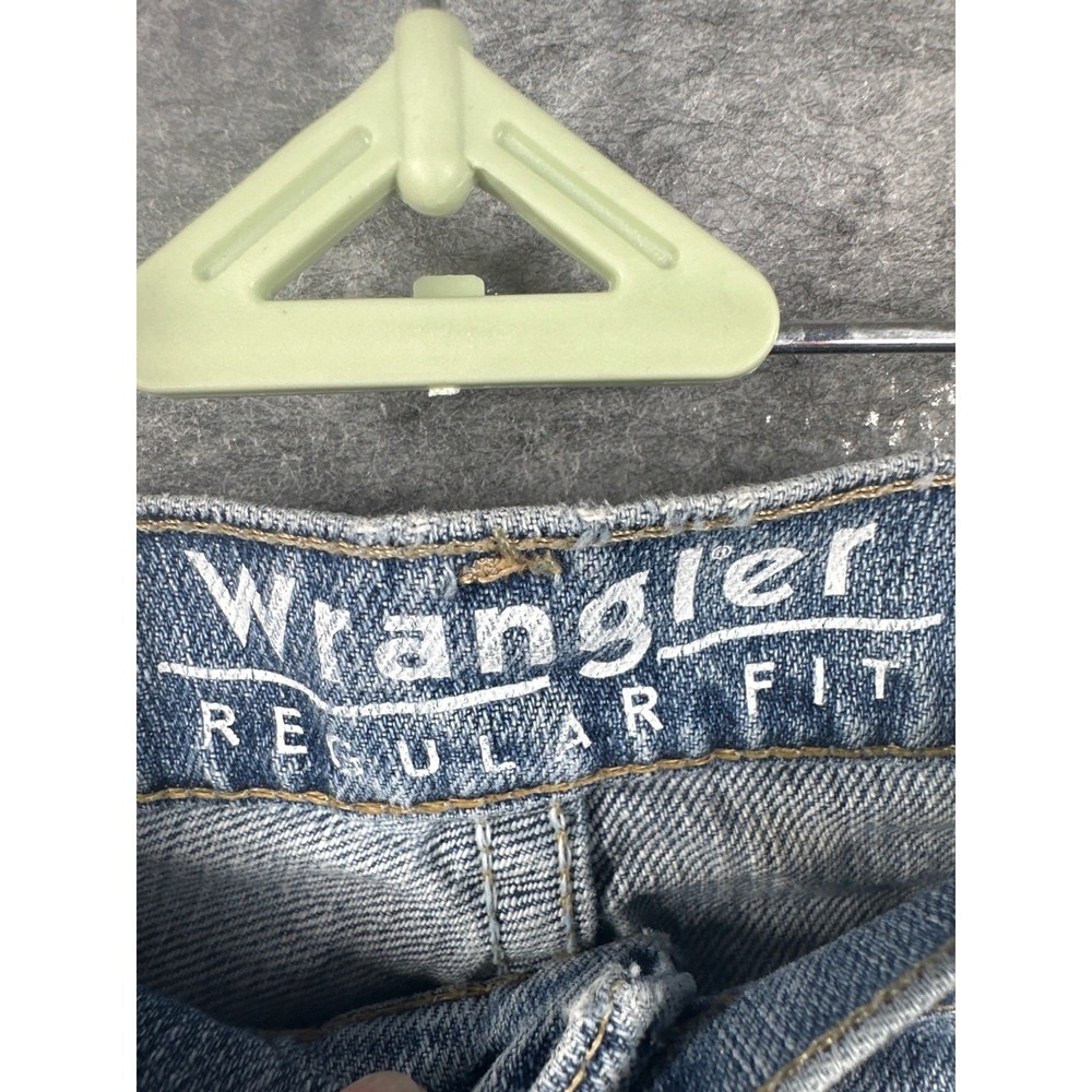 Wrangler Mens 38x30 Regular Fit Jeans Light Wash Straight Leg Zipper Fly Denim - Picture 3 of 8